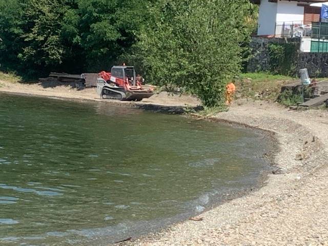 Zenna, lavori di sistemazione all\'arenile sulla spiaggia