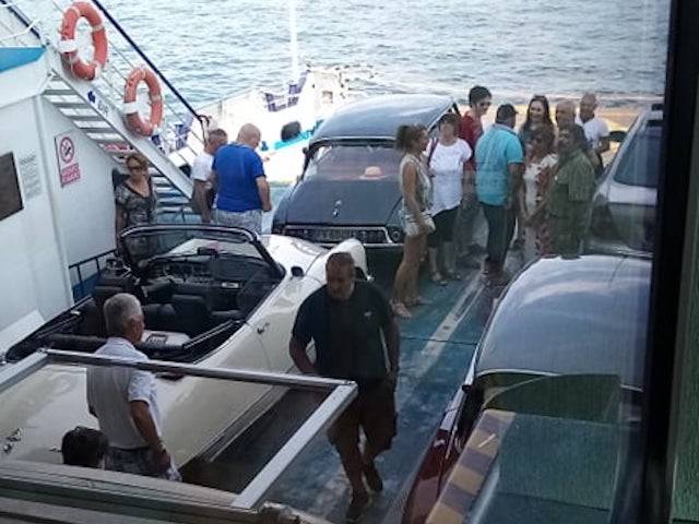 Sfilata di Dee sul traghetto