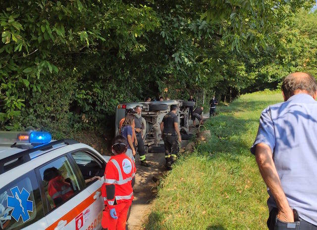 Pick-up ribaltato nei boschi di Sesto Calende