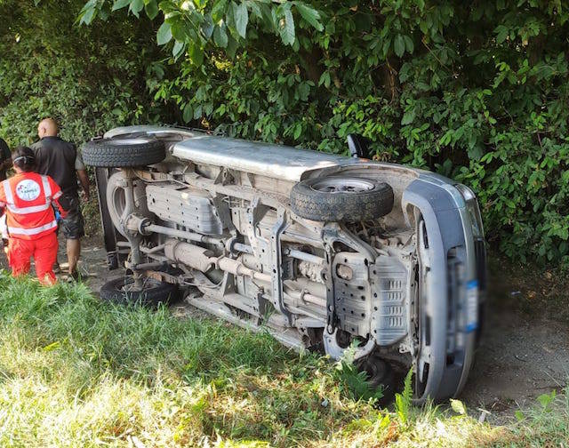 Pick-up ribaltato nei boschi di Sesto Calende