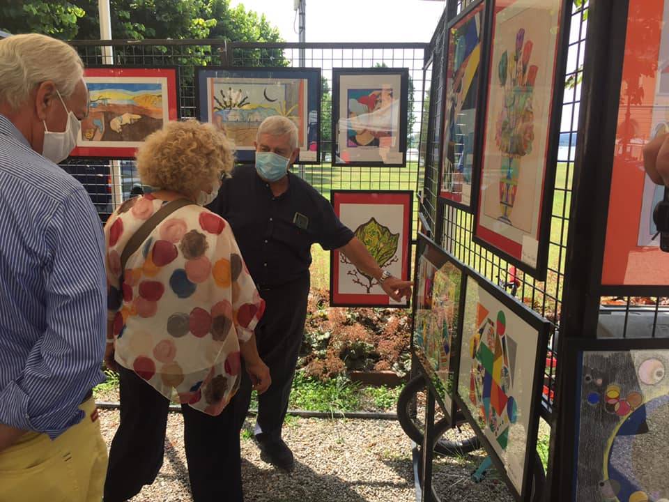 I quadri dell’assessore Favaron in beneficienza sul lungolago di Angera