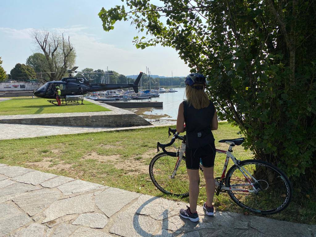 Elicottero in azione sul lungolago di Angera