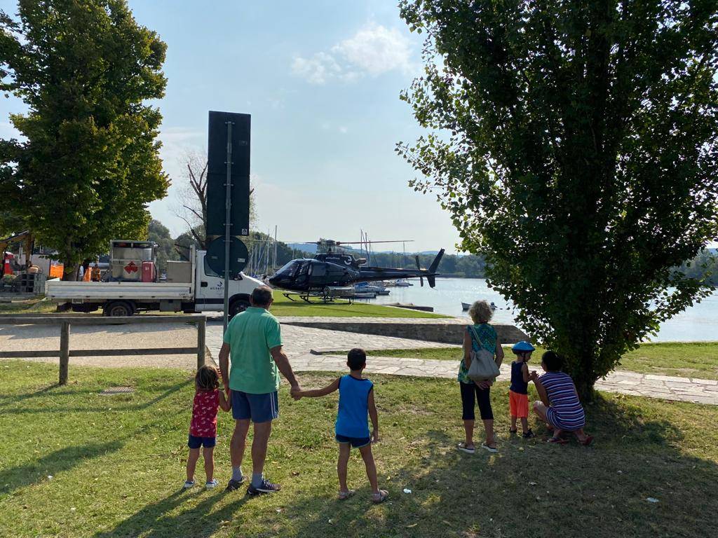 Elicottero in azione sul lungolago di Angera
