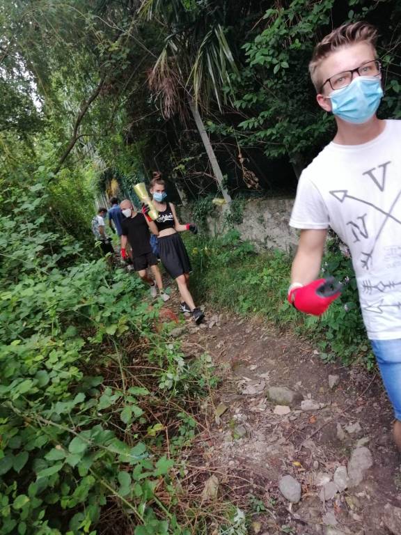 Pulizia della spiaggia del Fortino a Laveno Mombello