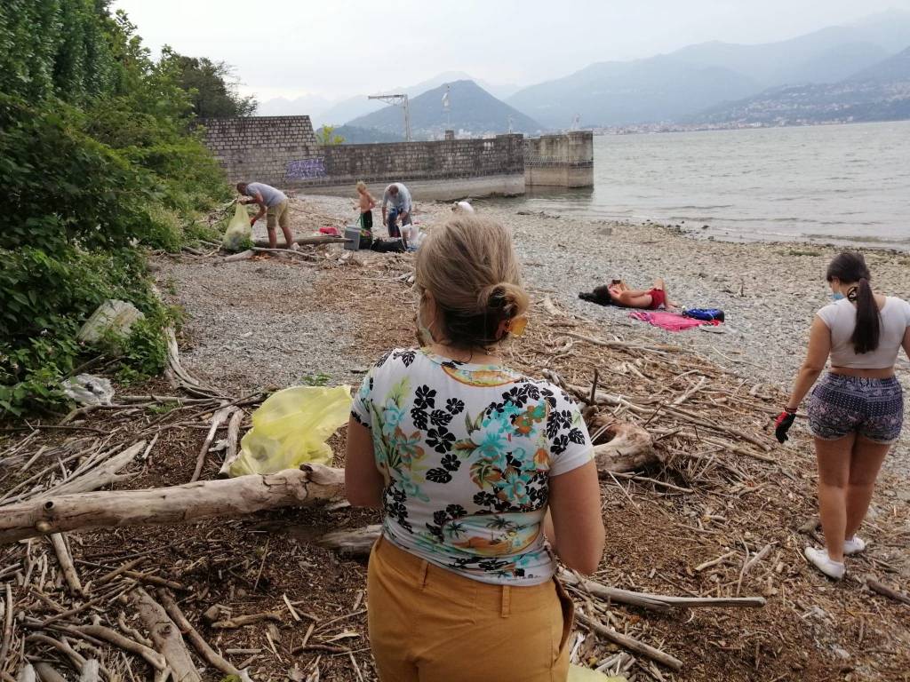 Pulizia della spiaggia del Fortino a Laveno Mombello