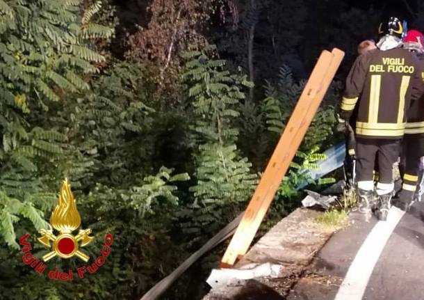 Montegrino, vola con l’auto nella scarpata