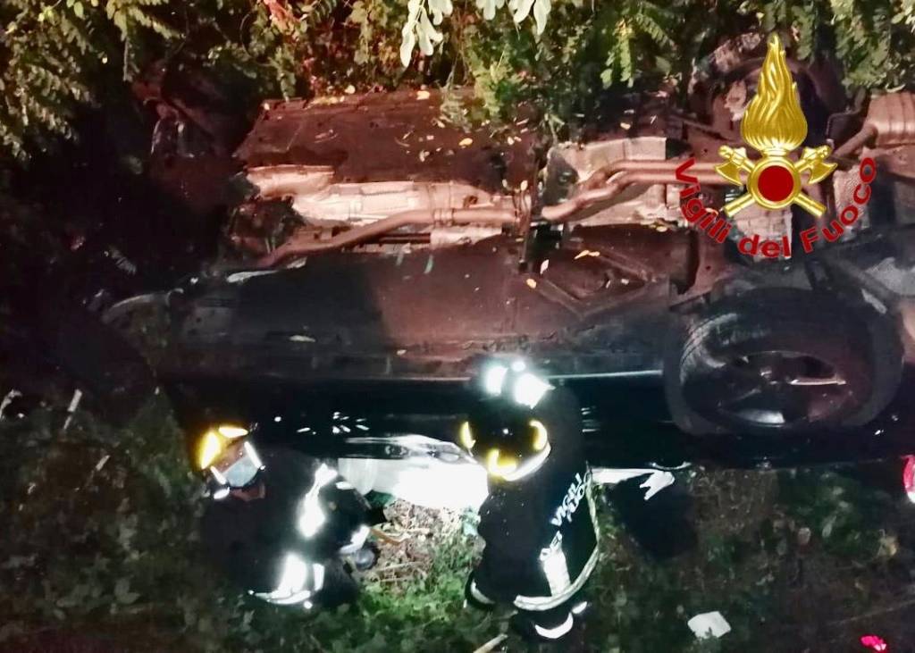 Montegrino, vola con l\'auto nella scarpata