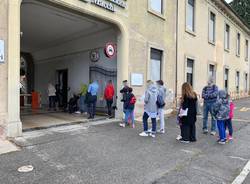 in coda fuori dall'ambulatorio tamponi