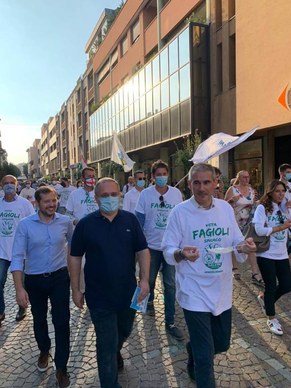 Paolo Grimoldi a Saronno: "Alle elezioni votate Fagioli". Doppio gazebo della Lega 
