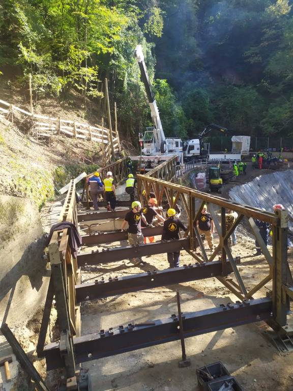 La posa del nuovo ponte a Curiglia