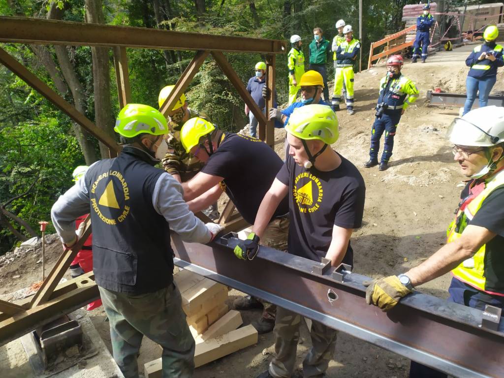 La posa del nuovo ponte a Curiglia