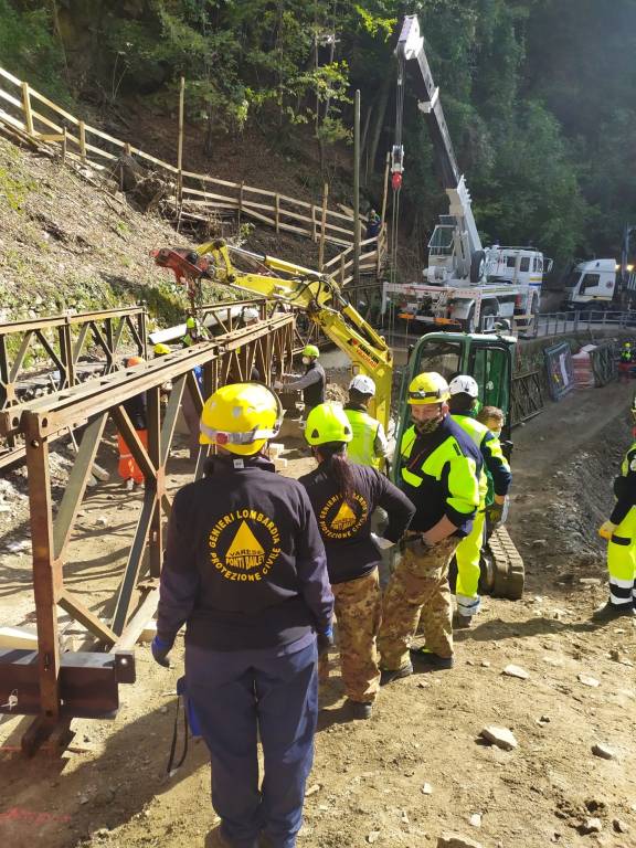 La posa del nuovo ponte a Curiglia