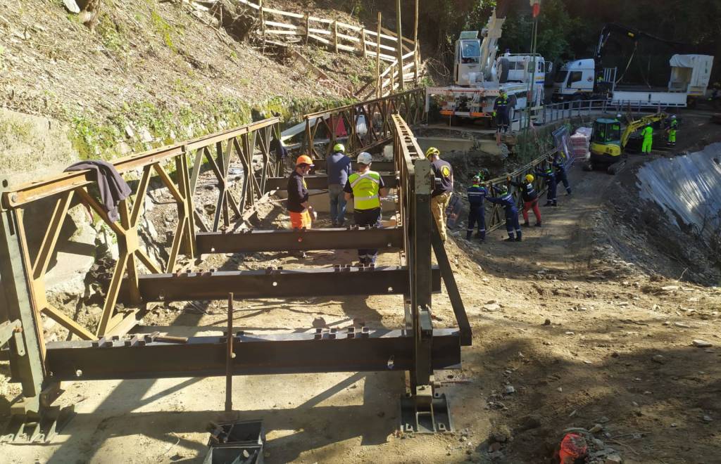 La posa del nuovo ponte a Curiglia