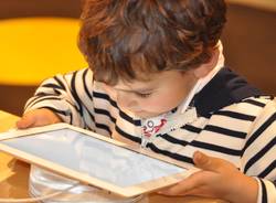 bambini cellulari tablet - Foto di Nadine Doerlé da Pixabay