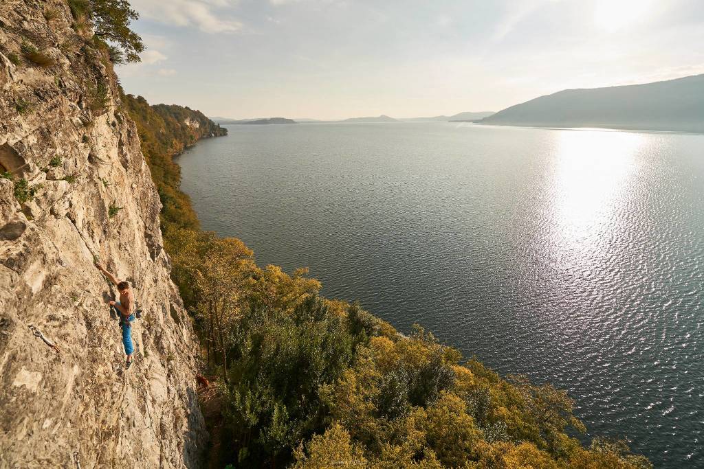 Sasso Ballaro, sospesi tra lago e cielo (foto di Tommaso Lamantia)