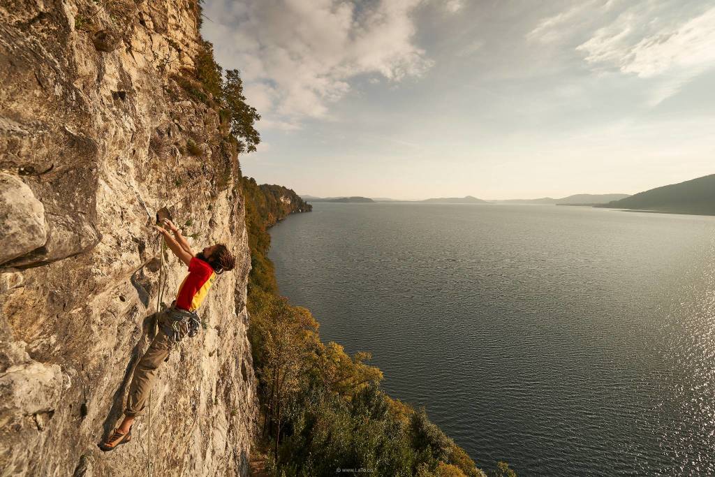 Sasso Ballaro, sospesi tra lago e cielo (foto di Tommaso Lamantia)