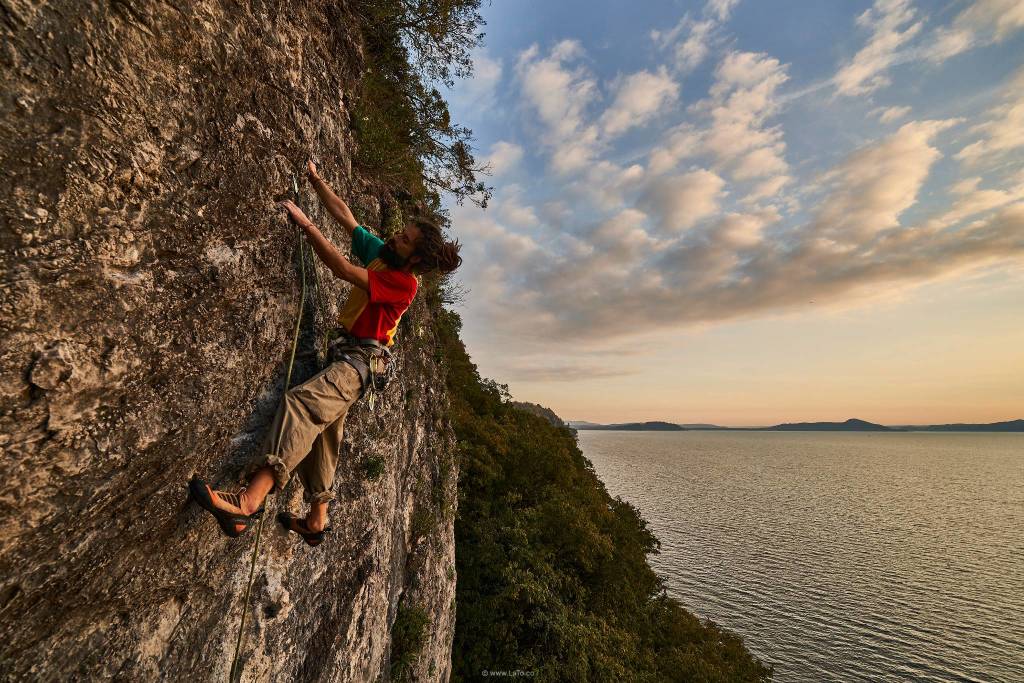 Sasso Ballaro, sospesi tra lago e cielo (foto di Tommaso Lamantia)