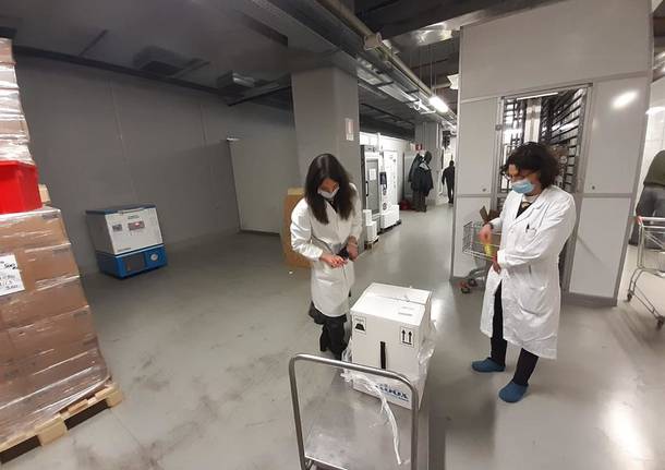 Arrivati all’ospedale di Varese i vaccini per il personale dei reparti covid e dei pronto soccorso