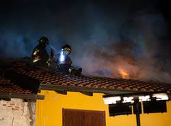 Incendio nella notte a Ispra