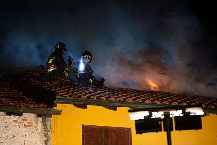 Incendio nella notte a Ispra