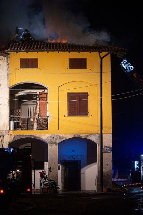 Incendio nella notte a Ispra