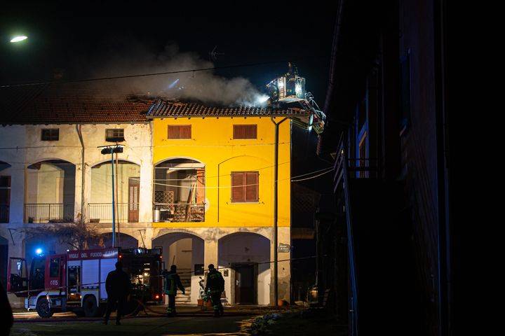 Incendio nella notte a Ispra
