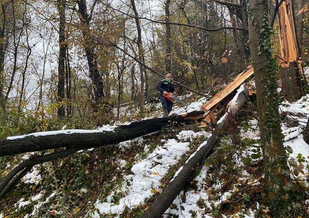 La Protezione Civile “libera” due famiglie di Caravate bloccate dalla neve