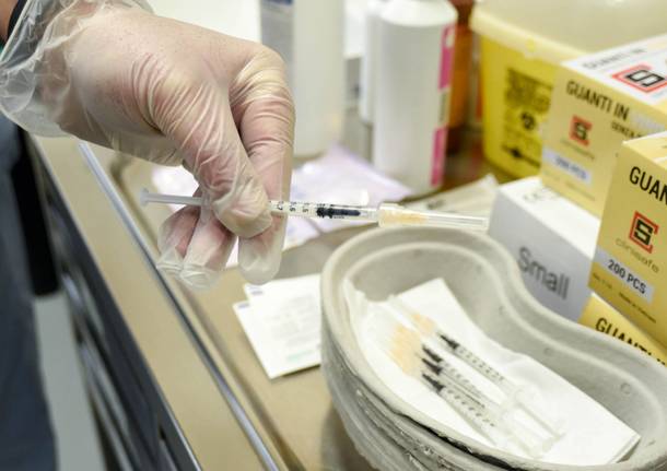 La consegna dei vaccini anticovid all’ospedale Niguarda