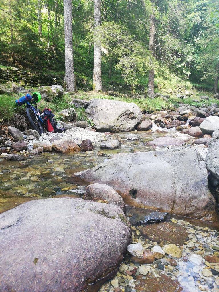 Dal Lago Maggiore al Lago di Garda a piedi e in bici: il viaggio di Davide