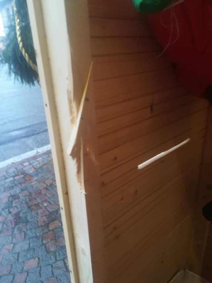 Danneggiata la casetta di Babbo Natale a Taino