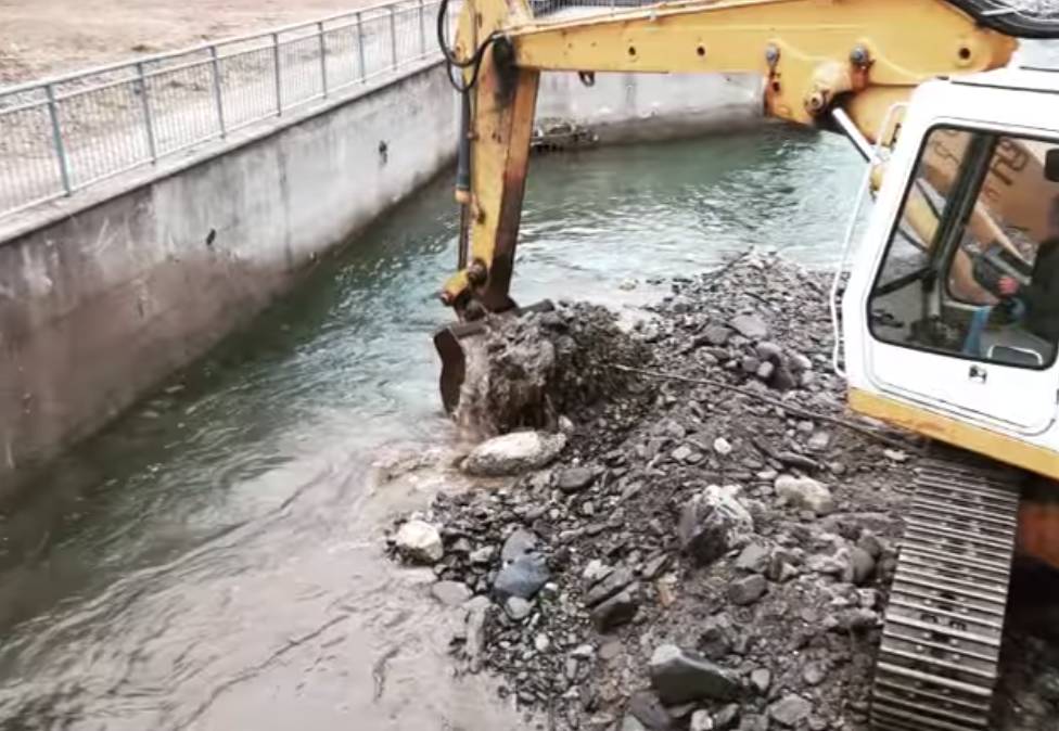 Continuano i lavoro di pulizia del letto del torrente Giona