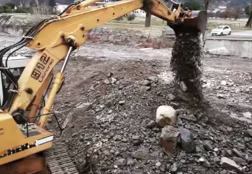 Continuano i lavoro di pulizia del letto del torrente Giona
