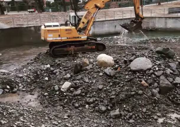 Continuano i lavoro di pulizia del letto del torrente Giona