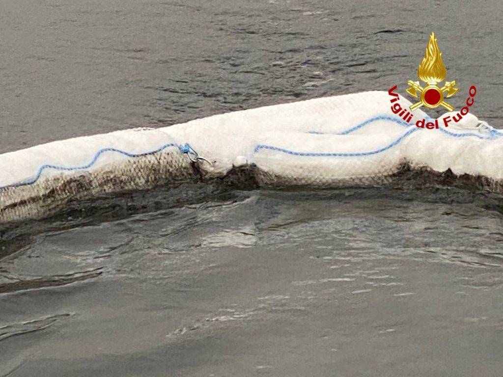 Chiazza di idrocarburi al largo di Germignaga