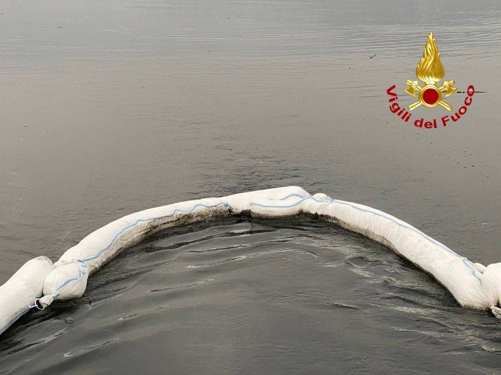Chiazza di idrocarburi al largo di Germignaga