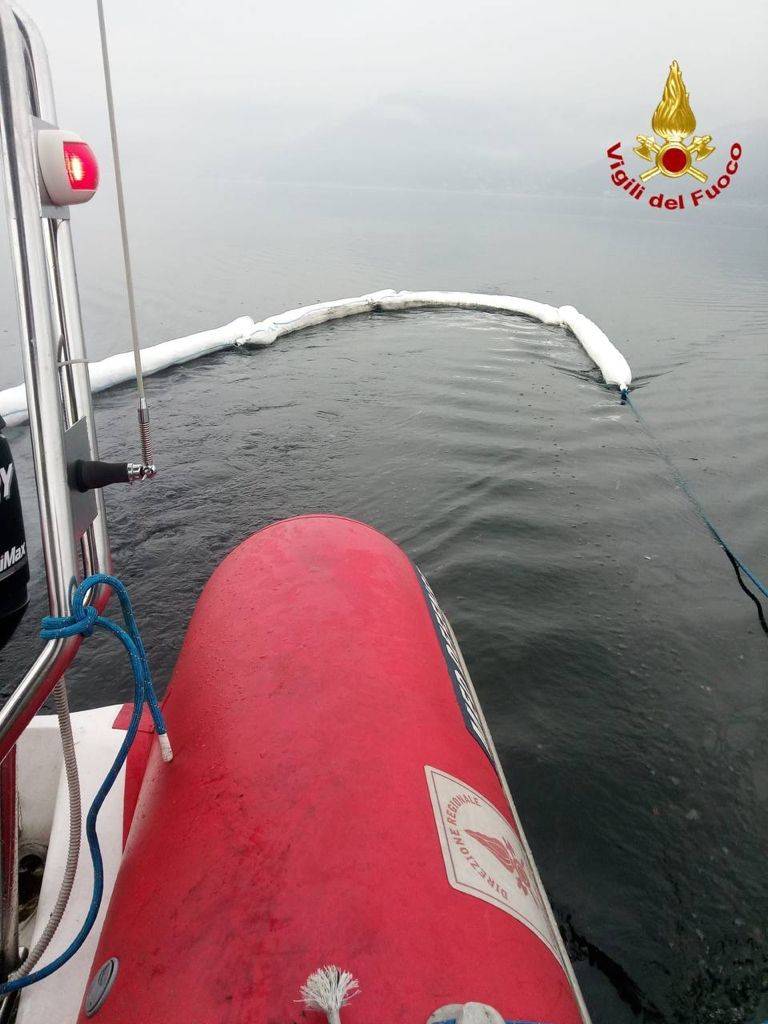 Chiazza di idrocarburi al largo di Germignaga