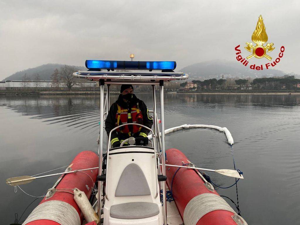 Chiazza di idrocarburi al largo di Germignaga