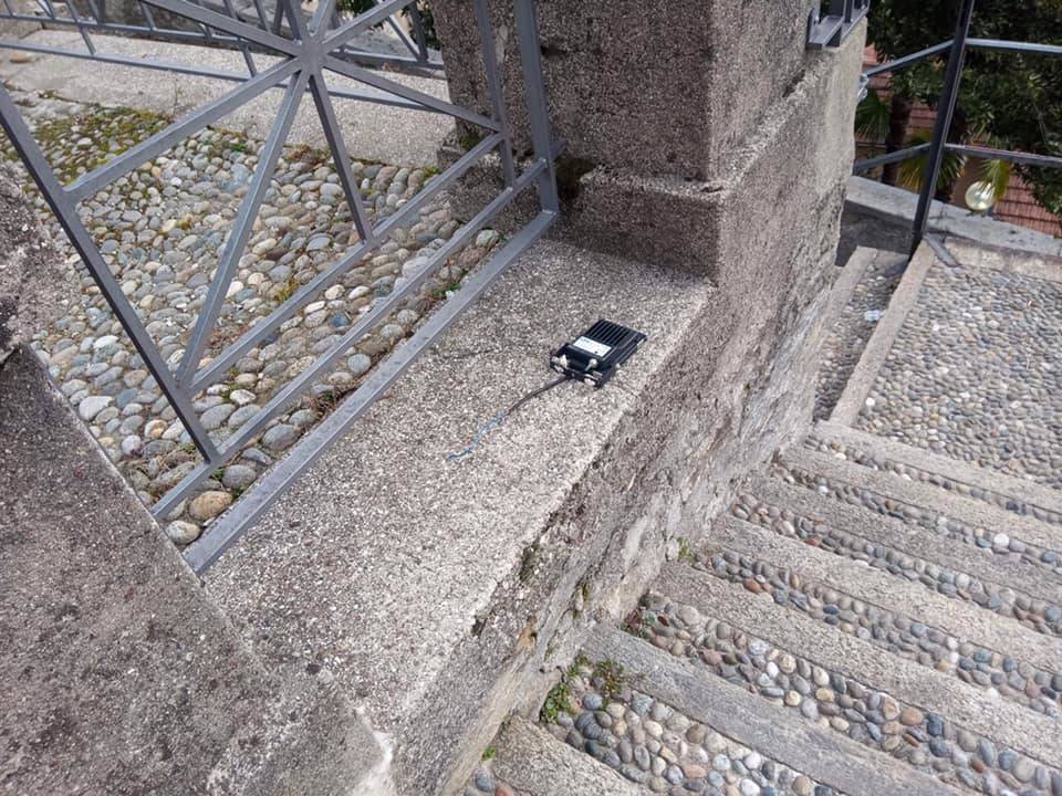 Luci danneggiate al faro di Besozzo