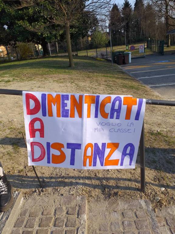 A Travedona Monate la protesta contro la didattica a distanza