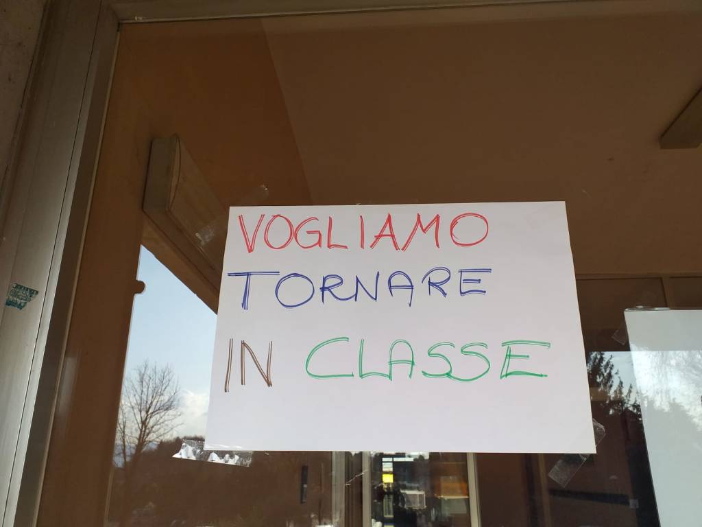 A Travedona Monate la protesta contro la didattica a distanza