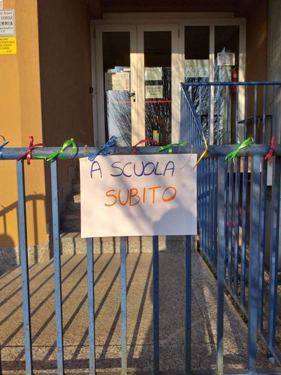 A Travedona Monate la protesta contro la didattica a distanza