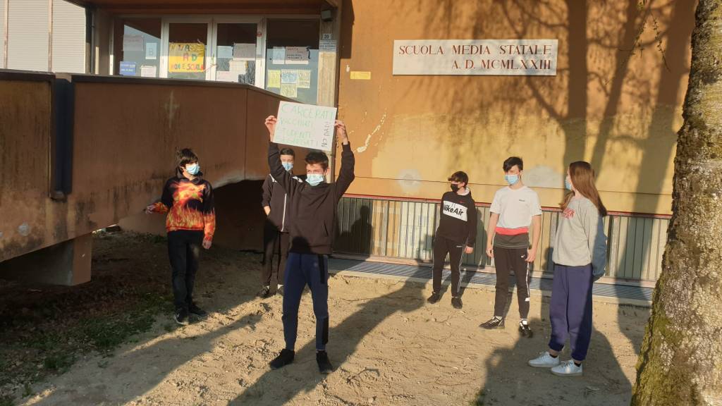 A Travedona Monate la protesta contro la didattica a distanza
