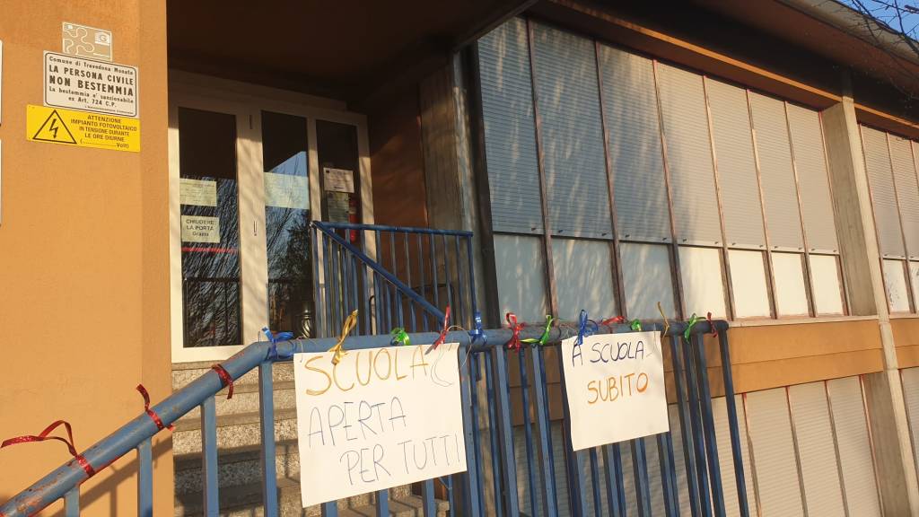 A Travedona Monate la protesta contro la didattica a distanza