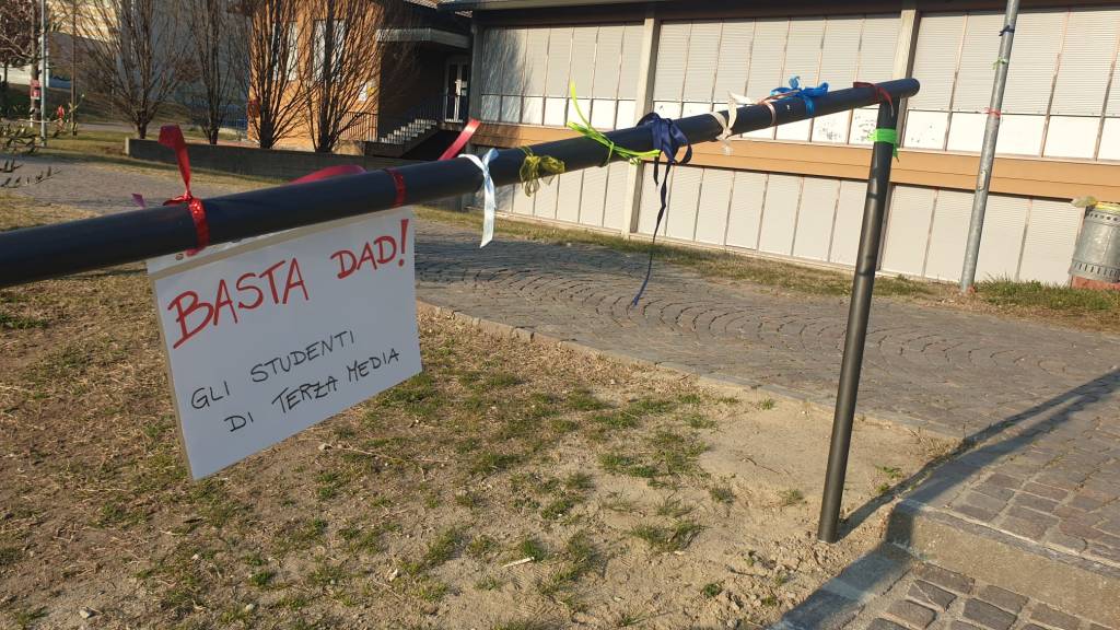 A Travedona Monate la protesta contro la didattica a distanza