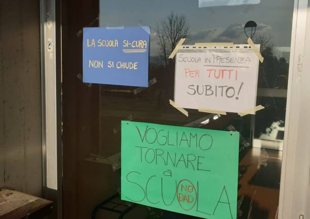 A Travedona Monate la protesta contro la didattica a distanza