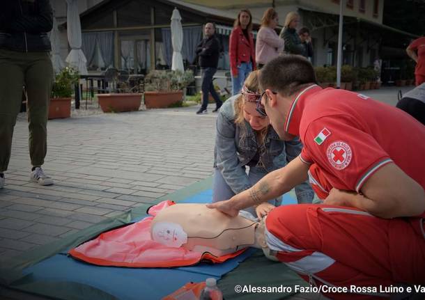 La campagna per i defibrillatori della Croce rossa di Luino