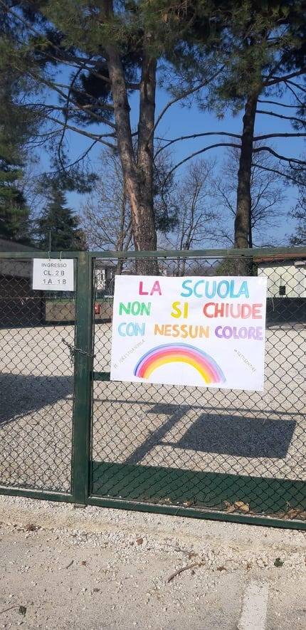 GiùLeManiDallaScuola