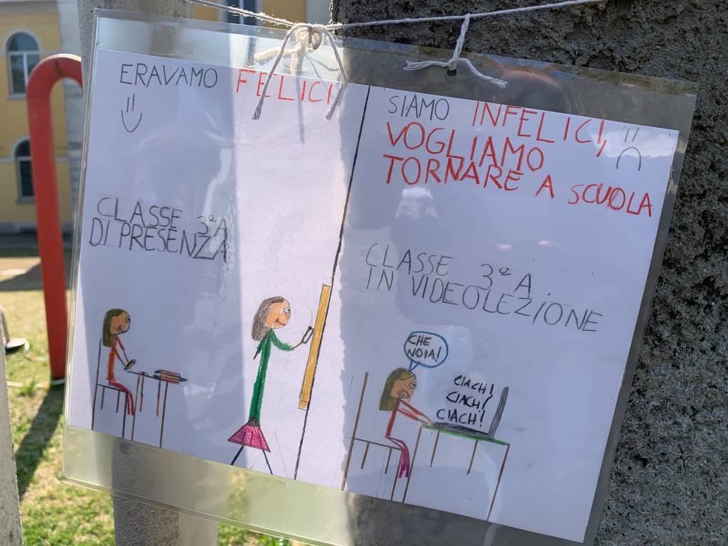 Scuola protesta Crenna Gallarate 