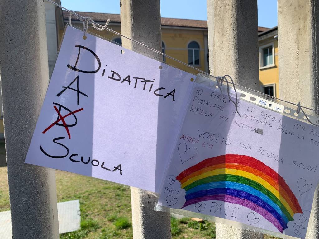 Scuola protesta Crenna Gallarate 