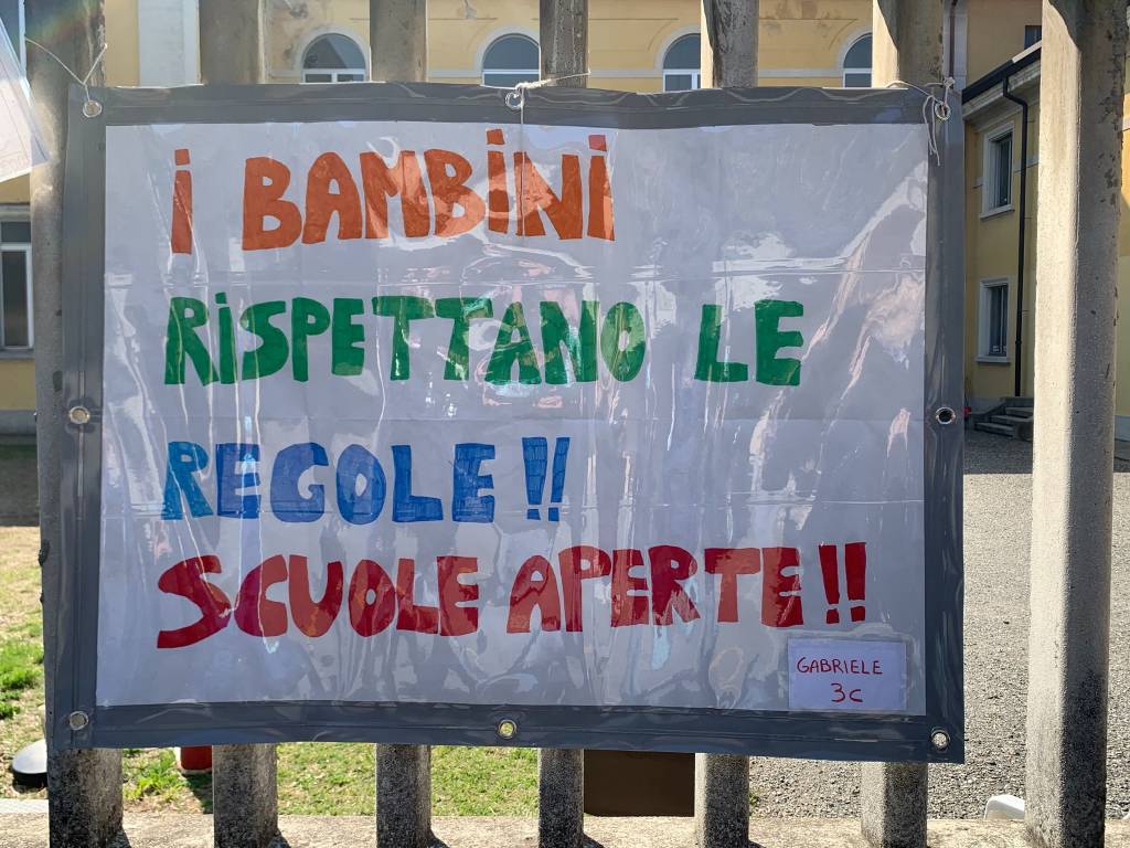 Scuola protesta Crenna Gallarate 